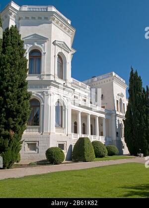 Palais Livadia blanc sur fond bleu ciel. Le Palais Livadia était un refuge d'été du dernier tsar russe, Nicholas II, et de sa famille à Livadi Banque D'Images