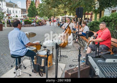 Musiciens de rue jouant du jazz dans la zone piétonne de Kossuth ter à Nyiregyhaza, dans le comté de Szabolcs-Szatmar-Bereg, en Hongrie Banque D'Images