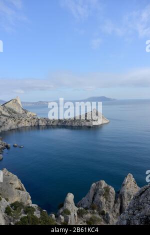 Seascape avec rochers. Les capes Capchik (Noviy Svet) et Meganom (Sudak) sont en arrière-plan. Banque D'Images