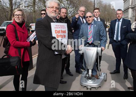 Le député Robert Halfon (au centre) et d'autres députés conservateurs, ainsi que des membres d'associations de transport et de transport en dehors du Trésor de Westminster, Londres, se préparent à remettre une lettre au chancelier de l'Échiquier Rishi Sunak l'exhortant à ne pas « équilibrer l'environnementalisme sur le dos des travailleurs ». Banque D'Images