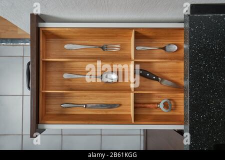 Des outils de cuisine minimaliste sont placés dans un tiroir Banque D'Images