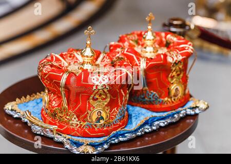 Couronnes orthodoxes dans l'église lors de la cérémonie de mariage Banque D'Images