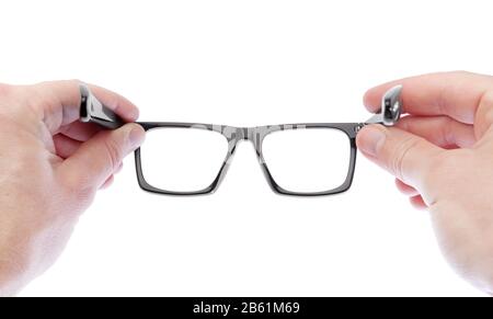 Un homme portant des lunettes pour améliorer la vision. Sur fond blanc. Banque D'Images