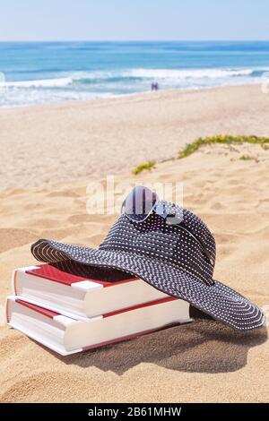 Panama pour le soleil et lire des livres sur la plage contre la mer. Lunettes De Soleil. Banque D'Images