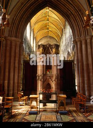 Vue W du sanctuaire restauré 1310 de St Werburgh (Werburga de Mercia, d. c 700) dans la Chapelle-Dame de Chester Cathedral, Angleterre, Royaume-Uni. Banque D'Images