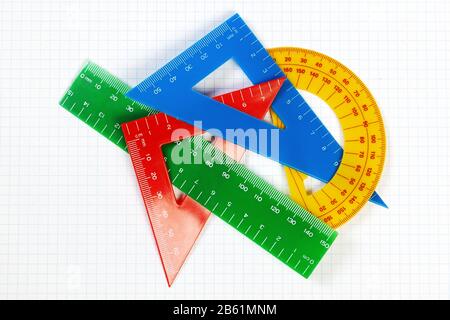 Règle de rapporteur et articles pour l'école et l'éducation. Sur une feuille dans une cage pour les mathématiques. Banque D'Images