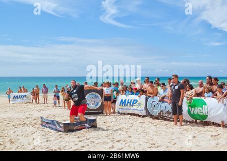 Championnat sur les exercices de puissance Strongman. Tenu au Portugal à Tavira en 2013.07.28 Sur la plage Pedras de rei. La photo montre Terry Hollands. S Banque D'Images