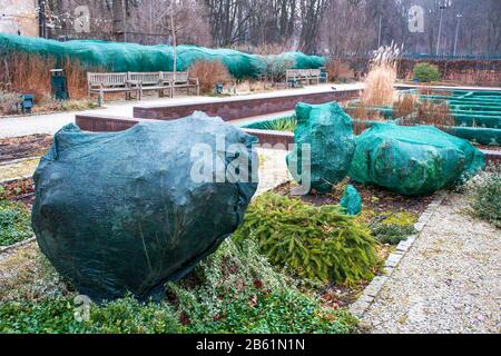 Plantes et arbres dans un parc recouvert de feuilles de plastique pour les protéger du gel et du froid Banque D'Images