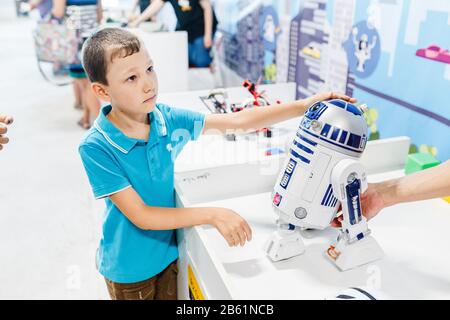 Ultra MALL, UFA, RUSSIE, 21 AOÛT 2017 : robot légendaire du film Star Wars 2 Banque D'Images