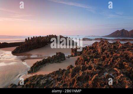 Paysages marins et pierres texturales incroyables au premier plan. Dans des couleurs chaudes. Banque D'Images