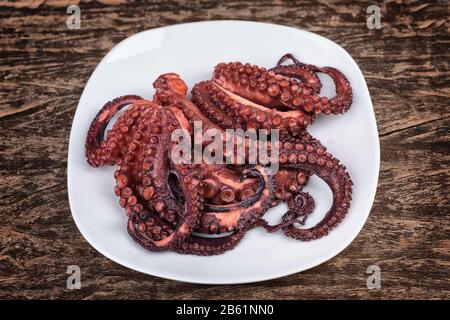 Plaque d'Octopus bouillie rouge. La texture sur la table. Banque D'Images