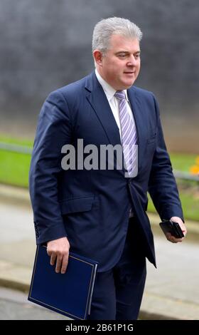 Londres, Royaume-Uni. 25 février 2020. Brandon Lewis, secrétaire d'Irlande du Nord, quitte une métine du cabinet du Brexit dans Downing Street Banque D'Images