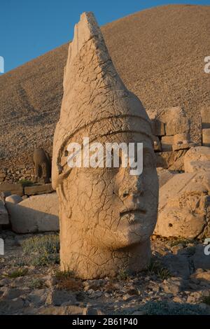 Statue près du sommet du mont Nemrut (Turquie). West Terrace : tête d'Apollon. Scène au soleil couchant. Banque D'Images