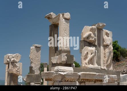 Ruines anciennes de la ville grecque et romaine d'Éphèse (aujourd'hui - Turquie) sur fond de ciel bleu. Banque D'Images