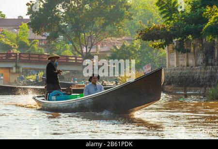 Lac Inle, Myanmar - Ca. Janvier 2018 : des autochtones birmans voyageant sur un bateau à moteur traditionnel près du canton de Nyaungshwe sur le lac Inle. Banque D'Images