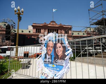 Buenos Aires, Allemagne. 9 décembre 2019. Une photo se tient devant le Palais du Président de la Casa Rosada à Buenos Aires avec les portraits d'Alberto Fernández, Président de l'Argentine et de Cristina Fernández de Kirchner, Vice-Présidente de l'Argentine. | utilisation dans le monde crédit: DPA/Alay Live News Banque D'Images