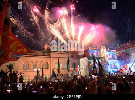 Buenos Aires, Allemagne. 10 décembre 2019. Des feux d'artifice peuvent être vus au-dessus du palais présidentiel "Casa Rosada" à Buenos Aires. Alberto Fernández, président de l'Argentine et Cristina Fernández de Kirchner, vice-présidente de l'Argentine, célèbrent leur inauguration avec un événement majeur. | utilisation dans le monde crédit: DPA/Alay Live News Banque D'Images