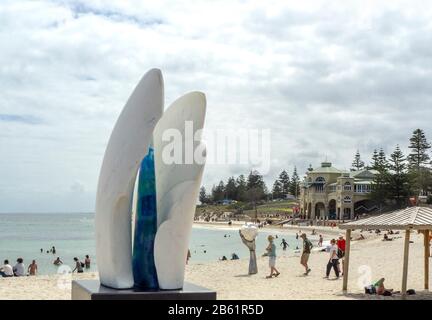 Blue Secret (2018) de Torild Malmedair artiste sculpteur à Sculpture by the Sea exhibition Cottesloe Beach Perth WA Australie Banque D'Images