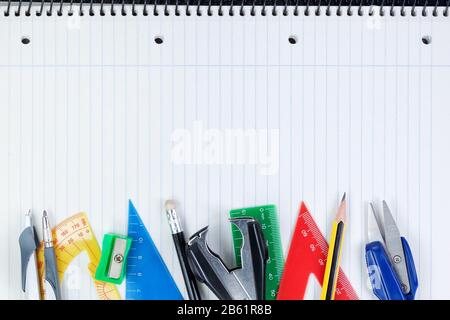Ensemble de fournitures scolaires pour l'éducation. Sur l'ordinateur portable. Banque D'Images