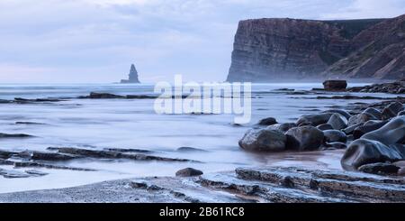 Magnifique paysage marin de rochers et de la mer au coucher du soleil. Aiguille En Pierre. Banque D'Images