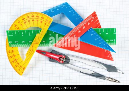 Instruments de dessin à l'école. Règle et boussole. Gros plan. Banque D'Images