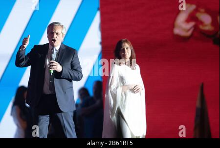 Buenos Aires, Allemagne. 10 décembre 2019. Alberto Fernández, Président de l'Argentine, parle devant le Palais du Président de la Casa Rosada à Buenos Aires lors d'un événement majeur après son entrée en fonction. Cristina Fernández de Kirchner, vice-présidente, est sur la droite. | utilisation dans le monde crédit: DPA/Alay Live News Banque D'Images