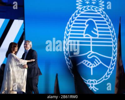 Buenos Aires, Allemagne. 10 décembre 2019. Alberto Fernández, président de l'Argentine et Cristina Fernández de Kirchner, vice-présidente de l'Argentine, se sont Hug sur une scène devant le Palais du président de la "Casa Rosada" à Buenos Aires lors d'un événement majeur après son entrée en fonction. | utilisation dans le monde crédit: DPA/Alay Live News Banque D'Images