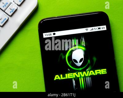 Ukraine. 9 mars 2020. Dans cette illustration photo, un logo Alienware s'affiche sur un smartphone. Crédit: Igor Golovniov/Sopa Images/Zuma Wire/Alay Live News Banque D'Images