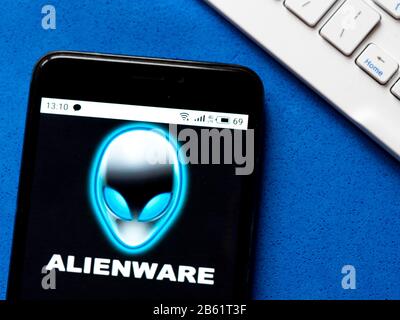 Ukraine. 9 mars 2020. Dans cette illustration photo, un logo Alienware s'affiche sur un smartphone. Crédit: Igor Golovniov/Sopa Images/Zuma Wire/Alay Live News Banque D'Images