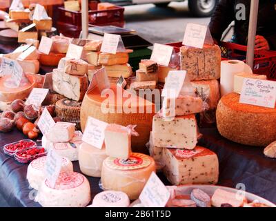 Gros plan de cales et de roues de fromage italien sur le marché agricole de Berne en Suisse. Banque D'Images