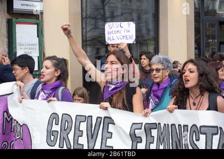 Lisbonne, Portugal. 8 mars 2020. Une femme crie des slogans lors d'une manifestation à la Journée internationale de la femme le 8 mars 2020 à Lisbonne, au Portugal. Crédit: Luis Boza/Espa/Alay Live News Banque D'Images