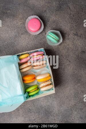 Mélange de gâteau Macarons Coloré sur fond gris avec espace de copie. Macarons français doux et colorés sur fond gris. Banque D'Images