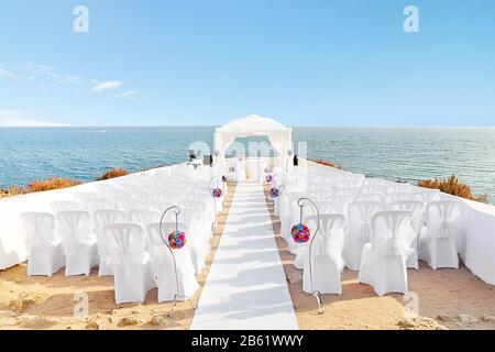 Belles décorations pour la cérémonie de mariage quand. Sur la rive de la mer. Banque D'Images