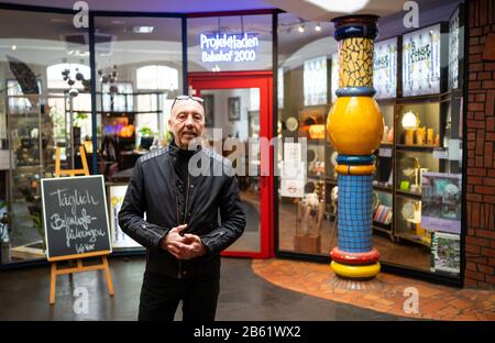 20 février 2020, Basse-Saxe, Uelzen: Le co-initiateur du projet art, Raimund Nowak, montre l'intérieur de la station, pas sans un soupçon de fierté. Photo: Philipp Schulze/Dpa Banque D'Images