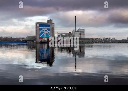 Zones industrielles du côté nord du Limfjord traversant le milieu d'Aalborg, Danemark. La murale géante est de Søren Elgaard. Banque D'Images