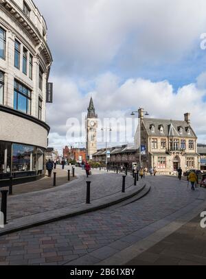 Une vue de l'horloge de la ville et le marché couvert à Darlington dans le nord-est de l'Angleterre Banque D'Images