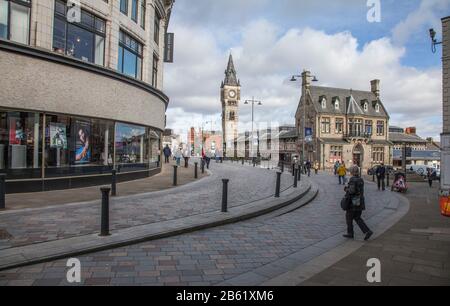 Une vue de l'horloge de la ville et le marché couvert à Darlington dans le nord-est de l'Angleterre Banque D'Images