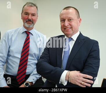 Francfort, Allemagne. 9 mars 2020. Steffen Krollmann (r) et Gerhard Romen, les nouveaux directeurs d'Imterim du Frankfurter Arbeiterwohlfahrt (Awo), participent à une conférence de presse. La décision du comité exécutif de nommer les deux gestionnaires est une première étape dans le repositionnement de l'Awo, qui est ravagé par la crise. Le ministère public de Francfort enquête depuis des mois sur les soupçons de fraude et de manquement à la confiance auprès des anciens responsables d'Awo. Crédit: DPA Picture Alliance/Alay Live News Banque D'Images