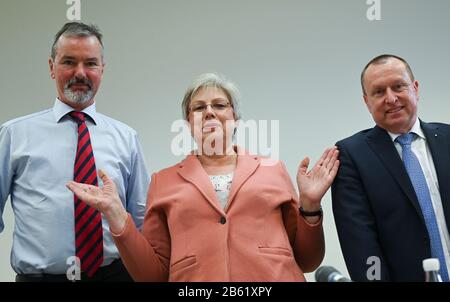 Francfort, Allemagne. 9 mars 2020. Petra Rossbrey (M), nouvelle présidente du comité exécutif du Frankfurter Arbeiterwohlfahrt (Awo), présente les deux membres du conseil d'administration provisoire Steffen Krollmann (r) et Gerhard Romen (l) au début d'une conférence de presse. La décision du Comité de Président de nommer les deux gestionnaires est une première étape vers le repositionnement de l'Awo, qui est ravagé par la crise. Depuis des mois, le ministère public de Francfort enquête sur les anciens dirigeants de l'Awo en cas de suspicion de fraude et de violation de la confiance. Crédit: DPA Picture Alliance/Alay Live News Banque D'Images