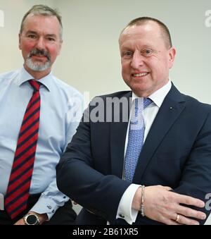 Francfort, Allemagne. 9 mars 2020. Steffen Krollmann (r) et Gerhard Romen, les nouveaux directeurs d'Imterim du Frankfurter Arbeiterwohlfahrt (Awo), participent à une conférence de presse. La décision du comité exécutif de nommer les deux gestionnaires est une première étape dans le repositionnement de l'Awo, qui est ravagé par la crise. Le ministère public de Francfort enquête depuis des mois sur les soupçons de fraude et de manquement à la confiance auprès des anciens responsables d'Awo. Crédit: DPA Picture Alliance/Alay Live News Banque D'Images