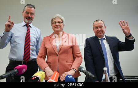 Francfort, Allemagne. 9 mars 2020. Petra Rossbrey (M), nouvelle présidente du comité exécutif du Frankfurter Arbeiterwohlfahrt (Awo), présente les deux membres du conseil d'administration provisoire Steffen Krollmann (r) et Gerhard Romen (l) au début d'une conférence de presse. La décision du Comité de Président de nommer les deux gestionnaires est une première étape vers le repositionnement de l'Awo, qui est ravagé par la crise. Depuis des mois, le ministère public de Francfort enquête sur les anciens dirigeants de l'Awo en cas de suspicion de fraude et de violation de la confiance. Crédit: DPA Picture Alliance/Alay Live News Banque D'Images