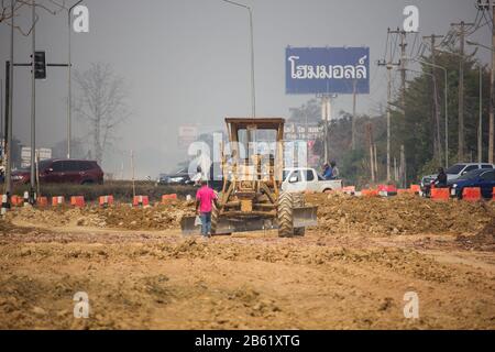 Chiangmai, Thaïlande - 18 février 2020: Niveleuse 140 k Cat sur le site Construction. Photo de la nouvelle route no 121 en dehors de la rocade de la ville de chiangmai. Banque D'Images