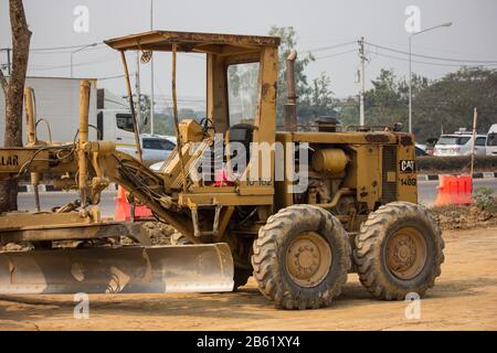 Chiangmai, Thaïlande - 18 février 2020: Niveleuse 140 k Cat sur le site Construction. Photo de la nouvelle route no 121 en dehors de la rocade de la ville de chiangmai. Banque D'Images