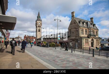 Une vue de l'horloge de la ville et le marché couvert à Darlington dans le nord-est de l'Angleterre Banque D'Images