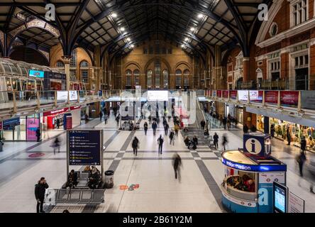 Londres, Angleterre, Royaume-Uni - 3 mars 2020 : les navetteurs traversent le parcours de la gare de Liverpool Street à Londres. Banque D'Images