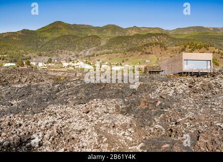 Lave de Pahoehoe de l'éruption du volcan San Juan en 1949 près de Cueva de las Palomas, la Palma, en 2018 avec le nouveau centre de visiteurs puis non ouvert Banque D'Images