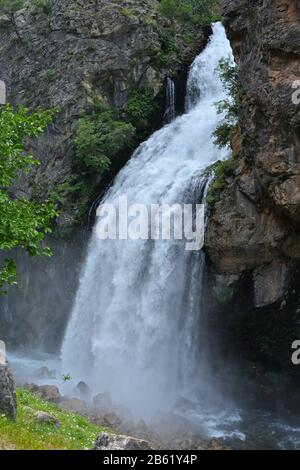 Chute D'Eau De Kapuzbasi Dans Le Parc National D'Aladaglar (Turquie). Les inclusions d'arbres verts autour de la chute d'eau soupes la composition. Banque D'Images