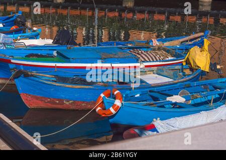 Bateaux rustiques amarrés dans le port de pêche Banque D'Images