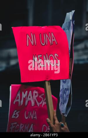 Affiche dans la manifestation de 8M qui dit "pas même un moins » Banque D'Images