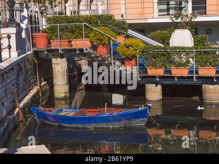 Bateau de pêche rustique amarré dans le port Banque D'Images